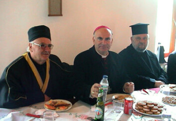 Rrufai-dervisj Fadil Kraja, katolsk erkebiskop Angelo Massafra og ortodoks sogneprest Aleksander Petani (Shkodra). Rrufai-dervisj Fadil Kraja, katolsk erkebiskop Angelo Massafra og ortodoks sogneprest Aleksander Petani (Shkodra).