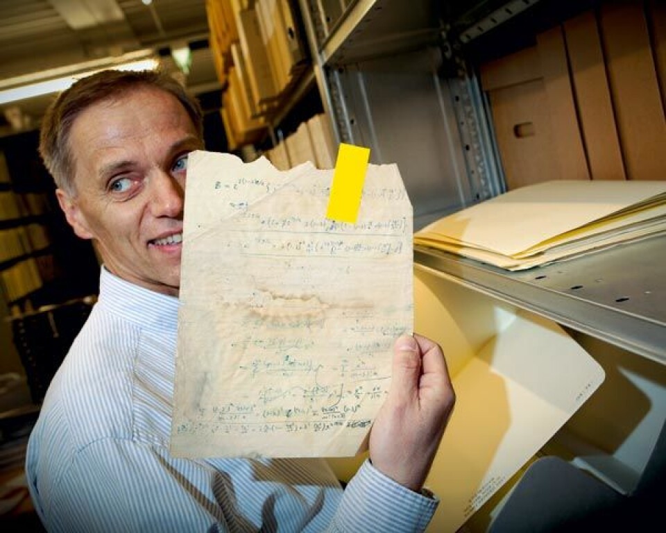 – Det ligger mange upubliserte perler her, men akkurat hva som står på dette arket, vet jeg ikke, sier matematikkprofessor Helge Holden ved NTNU. (Foto: Ole Morten Melgård)