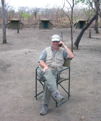 "Ron Boyd leder den norske delen av feltarbeidet i Mosambik. Her i Camp Lugenda i fjor høst. Det øverste bildet viser geologene Arne Solli, Jan Sverre Sandstad og Roger Key som studerer bergartsprøver i leiren." "Ron Boyd leder den norske delen av feltarbeidet i Mosambik. Her i Camp Lugenda i fjor høst. Det øverste bildet viser geologene Arne Solli, Jan Sverre Sandstad og Roger Key som studerer bergartsprøver i leiren."