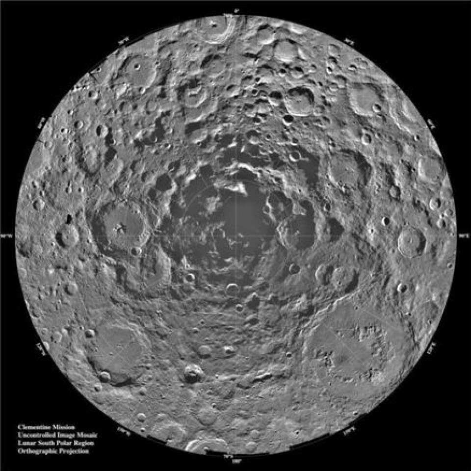 'Her ses månens sydpol, fotografert fra romsonden Clementine. Shackleton-krateret er et lite mørkt område ved senter av polen. Foto: NASA.'