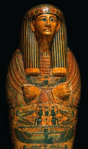 Mumiekiste i egyptutstillingen på Kulturhistorisk museum. Heretter blir den første mumien som kom til Norge, Dismutenibtes, pakket inn. Mumiekiste i egyptutstillingen på Kulturhistorisk museum. Heretter blir den første mumien som kom til Norge, Dismutenibtes, pakket inn.