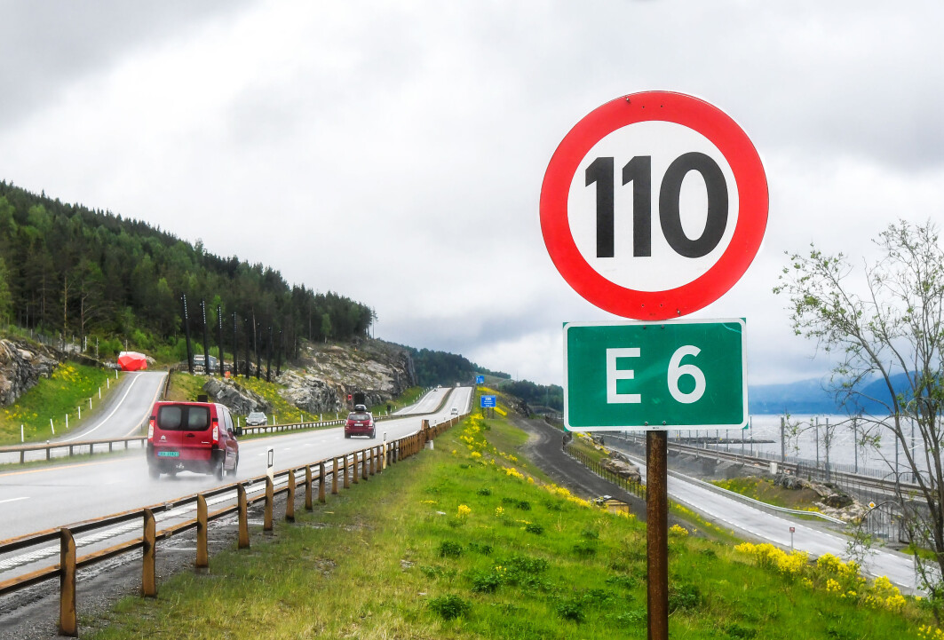 Fartsgrense 110 kilometer i timen på ny E6 langs Mjøsa. Like nord for Strandlykkja mellom Minnesund og Kolomoen. Fartsgrense 110 kilometer i timen på ny E6 langs Mjøsa. Like nord for Strandlykkja mellom Minnesund og Kolomoen.