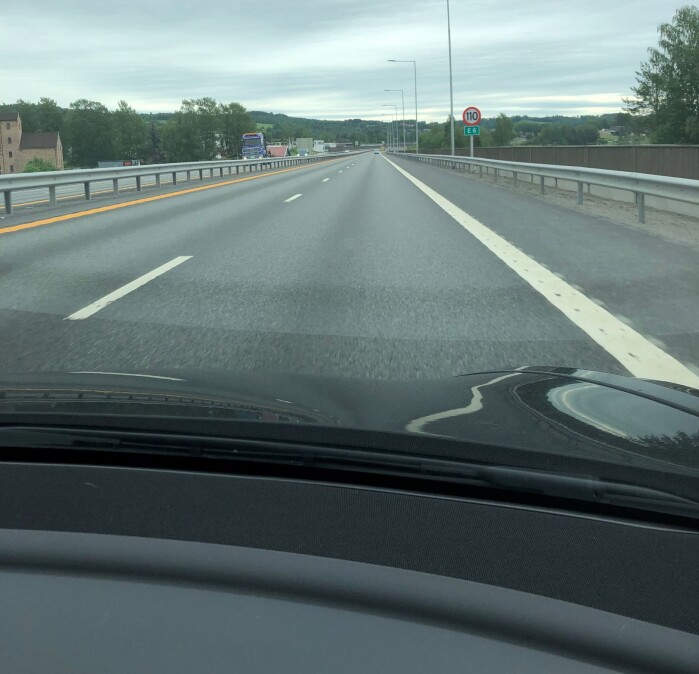 En del skilt skal ifølge skiltnormalene til Statens vegvesen plasseres på begge sider av kjørebanen. En del skilt skal ifølge skiltnormalene til Statens vegvesen plasseres på begge sider av kjørebanen.