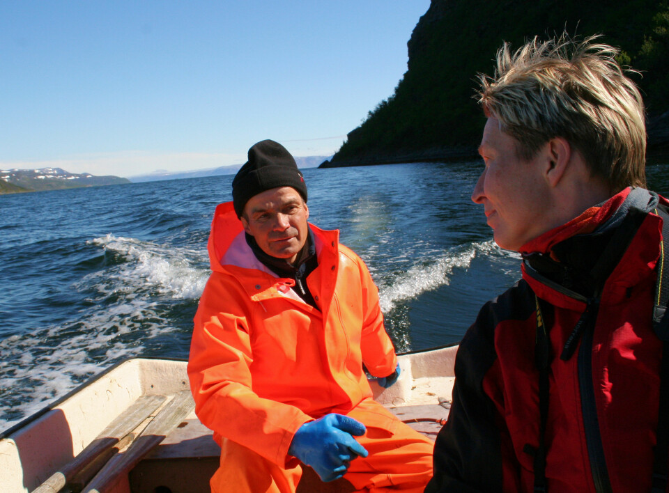 Stine Barlindhaug bruker blant annet intervjuer med lokalbefolkninga som grunnlag når nye kart skal lages. Her kjører hun båt sammen med Viggo Larsen i Vestertana for å se på gamle boplassområder langs fjorden. (Foto: Bjørg Pettersen, NIKU)