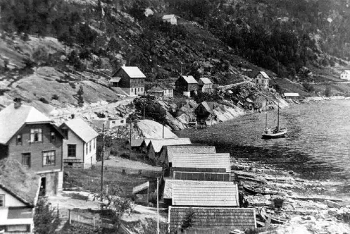 Bildet viser tettstedet Fjøra før tsunamien som rammet Tafjord i Møre og Romsdal i 1934. Bildet er hentet fra boken Dommedagsfjellet av Astor Furseth.