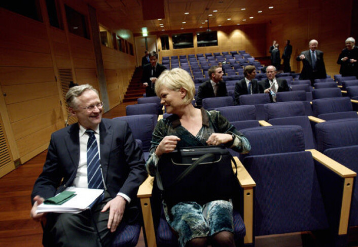 Det norske Oljefondet skiller seg på mange områder fra tilsvarende fond i andre kapitalsterke land. Sentralbanksjef Svein Gjedrem og finansminister Kristin Halvorsen er ansvarlige for fondet. (Foto: Stian Lysberg Solum/SCANPIX) Det norske Oljefondet skiller seg på mange områder fra tilsvarende fond i andre kapitalsterke land. Sentralbanksjef Svein Gjedrem og finansminister Kristin Halvorsen er ansvarlige for fondet. (Foto: Stian Lysberg Solum/SCANPIX)