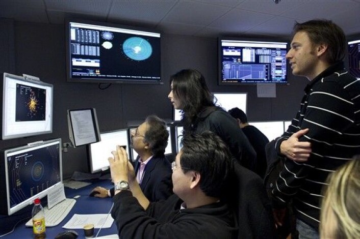 "Forskerne ved en av de fire detektorene, CMS, titter på registreringene av kollisjonene i midten av desember i fjor. (Foto: CERN)" "Forskerne ved en av de fire detektorene, CMS, titter på registreringene av kollisjonene i midten av desember i fjor. (Foto: CERN)"