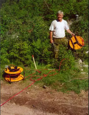 NGUs Einar Dalsegg strekker ut kabler i lange profiler på bakken for å måle den elektriske motstanden i fjell og kvikkleire.