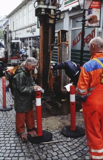 Ved torget i Stavanger resulterte boringen i 4,5 meter med organisk materiale, deriblant mose - som i forhistorien ble anvendt som dopapir. Ved torget i Stavanger resulterte boringen i 4,5 meter med organisk materiale, deriblant mose - som i forhistorien ble anvendt som dopapir.