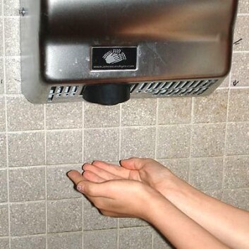 Å gni hendene mot hverandre når du bruker håndtørker, kan minske effekten av håndvasken, og gjør det til en mindre hygienisk tørketeknikk enn papirtørking. (Foto: Stilfehler/ Wikimedia Commons med lisens) Å gni hendene mot hverandre når du bruker håndtørker, kan minske effekten av håndvasken, og gjør det til en mindre hygienisk tørketeknikk enn papirtørking. (Foto: Stilfehler/ Wikimedia Commons med lisens)