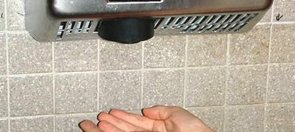 Å gni hendene mot hverandre når du bruker håndtørker, kan minske effekten av håndvasken, og gjør det til en mindre hygienisk tørketeknikk enn papirtørking. (Foto: Stilfehler/ Wikimedia Commons med lisens)