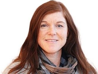 Trude Eid Robsahm mener vi har blitt flinkere til å bruke solkrem. Nå må vi bli bedre på å bruke skyggen og ta på oss klær i sola. Trude Eid Robsahm mener vi har blitt flinkere til å bruke solkrem. Nå må vi bli bedre på å bruke skyggen og ta på oss klær i sola.
