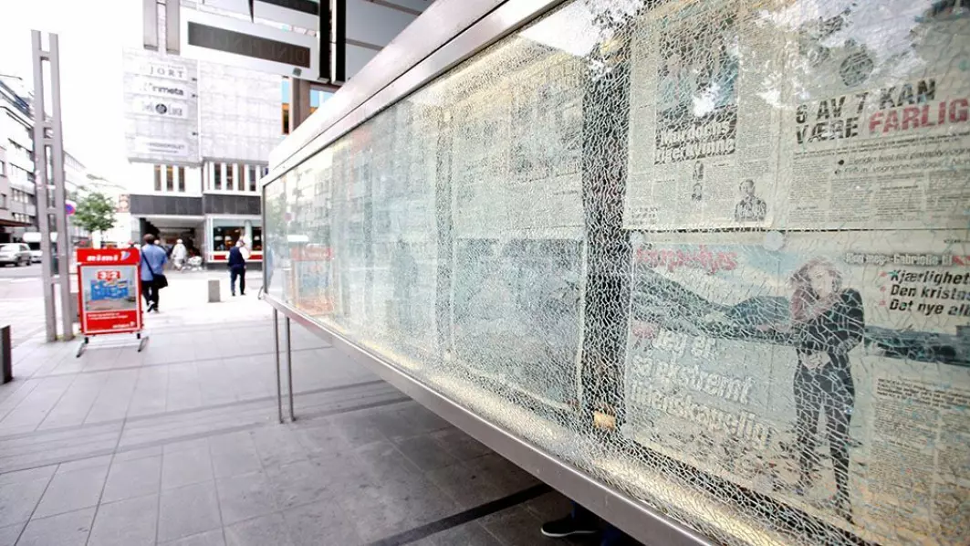 Bombeeksplosjonen i regjeringskvartalet knuste VGs glassmonter med dagens avis. Fortsatt henger avisen fra 22. juli 2011 bak det knuste glasset.