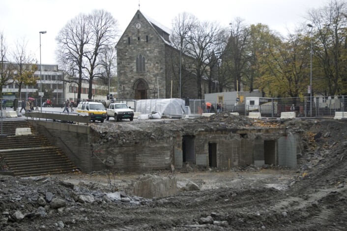 Domkirken i Stavanger er byens eldste bygning. Bildet viser hvordan torget så ut under fjerningen av undergangen i 2005. Domkirken i Stavanger er byens eldste bygning. Bildet viser hvordan torget så ut under fjerningen av undergangen i 2005.
