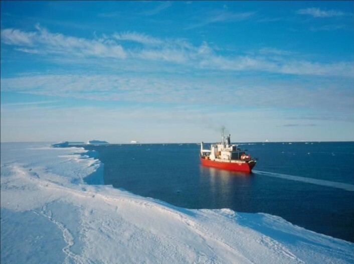 Fimbulisen møter havet i en brefront på 70ºS (foto: Ole Anders Nøst) Fimbulisen møter havet i en brefront på 70ºS (foto: Ole Anders Nøst)