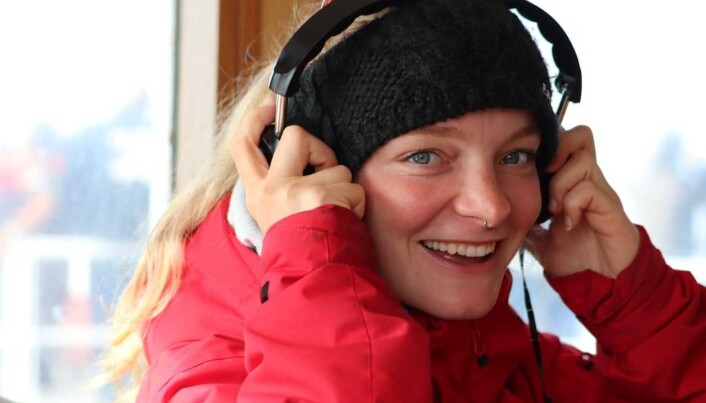 Saskia Cathrin Martin som lytter til lyder fra hvaler fra en undervannsmikrofon, eller hydrofon som det egentlig heter. Saskia Cathrin Martin som lytter til lyder fra hvaler fra en undervannsmikrofon, eller hydrofon som det egentlig heter.