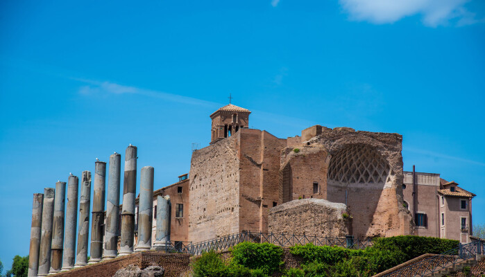Domus Aurea var et storslagent palasskompleks som keiser Nero lot bygge i hjertet av det gamle Roma, nettopp der byen hadde brent i år 64. Slik bidro den unge mannen selv til fortellingen om at han sto bak brannen. Etter Neros død ble ikke palasset fullført av senere keisere. I stedet ble marmor og annen utsmykning fjernet og bygget fylt igjen med jord. På toppen bygde keiser Trajan sitt badeanlegg som du ser på bildet. Domus Aurea var et storslagent palasskompleks som keiser Nero lot bygge i hjertet av det gamle Roma, nettopp der byen hadde brent i år 64. Slik bidro den unge mannen selv til fortellingen om at han sto bak brannen. Etter Neros død ble ikke palasset fullført av senere keisere. I stedet ble marmor og annen utsmykning fjernet og bygget fylt igjen med jord. På toppen bygde keiser Trajan sitt badeanlegg som du ser på bildet.