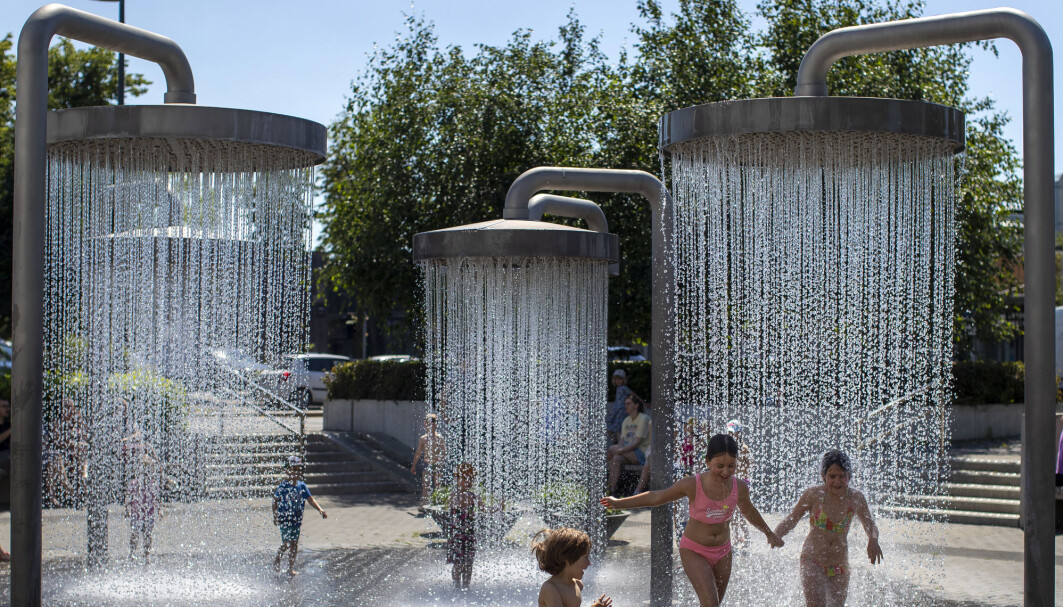 En fontene i Litauen ble en kjærkommen mulighet til å få en avkjølende dusj da temperaturen passerte 30 grader i Litauens hovedstad. En fontene i Litauen ble en kjærkommen mulighet til å få en avkjølende dusj da temperaturen passerte 30 grader i Litauens hovedstad.