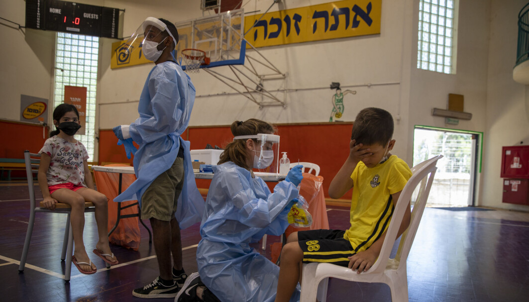 Israel vaksinerer sin befolkning i høyt tempo, men stadig flere vaksinerte blir smittet av deltavarianten, dog uten å bli alvorlig syke. Israel vaksinerer sin befolkning i høyt tempo, men stadig flere vaksinerte blir smittet av deltavarianten, dog uten å bli alvorlig syke.