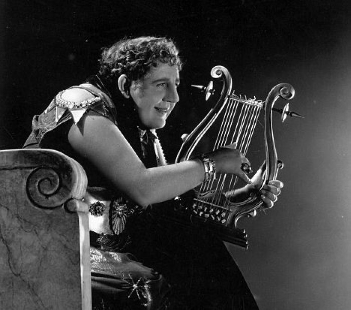 En rekke filmer har fortalt oss historien om den fryktelige Nero. Her skuespilleren Charles Laughton i filmen The sign of the cross (Korsets tegn) fra 1932. En rekke filmer har fortalt oss historien om den fryktelige Nero. Her skuespilleren Charles Laughton i filmen The sign of the cross (Korsets tegn) fra 1932.