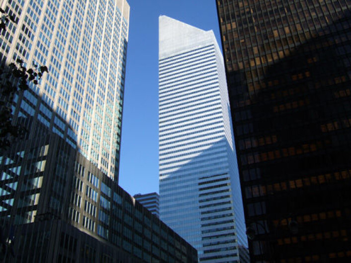 Statlige investeringsfond fra Abu Dhabi og Singapore gikk i 2007 og 2008 inn med til sammen over 14 milliarder dollar i det amerikanske finanskonsernet Citygroup. Resultatet ble betydelige tap, målt etter verdien av investeringene ved utgangen av mars i år. Bildet viser Citygroup Center på Manhattan. (Foto: Wikimedia Commons) Statlige investeringsfond fra Abu Dhabi og Singapore gikk i 2007 og 2008 inn med til sammen over 14 milliarder dollar i det amerikanske finanskonsernet Citygroup. Resultatet ble betydelige tap, målt etter verdien av investeringene ved utgangen av mars i år. Bildet viser Citygroup Center på Manhattan. (Foto: Wikimedia Commons)