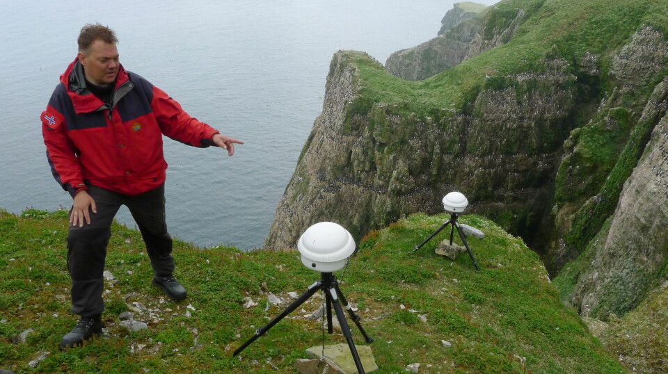 Forskerne bruker automatiske kamera for å overvåke sjøfuglene på Bjørnøya, her ved sjøfuglforsker Hallvard Strøm. (Foto: Morten Ekker / Miljødirektoratet)