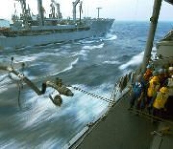 " I ruskevær kan etterfylling av drivstoff til havs være litt av en risikosport. (Foto: Seaman Marc Rockwell-Pate, U.S.Navy)" " I ruskevær kan etterfylling av drivstoff til havs være litt av en risikosport. (Foto: Seaman Marc Rockwell-Pate, U.S.Navy)"