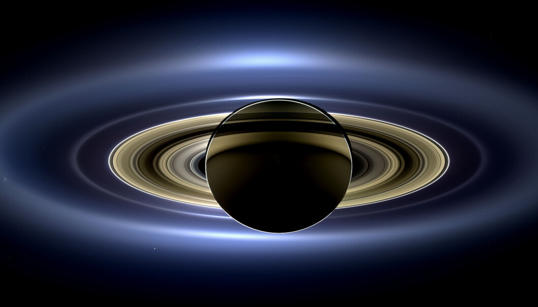 Dette er Saturns ringer, sett av Cassini fra flere millioner kilometer unna. Solen er rett bak Saturn, så ringene lyses opp av sollyset. Dette er Saturns ringer, sett av Cassini fra flere millioner kilometer unna. Solen er rett bak Saturn, så ringene lyses opp av sollyset.