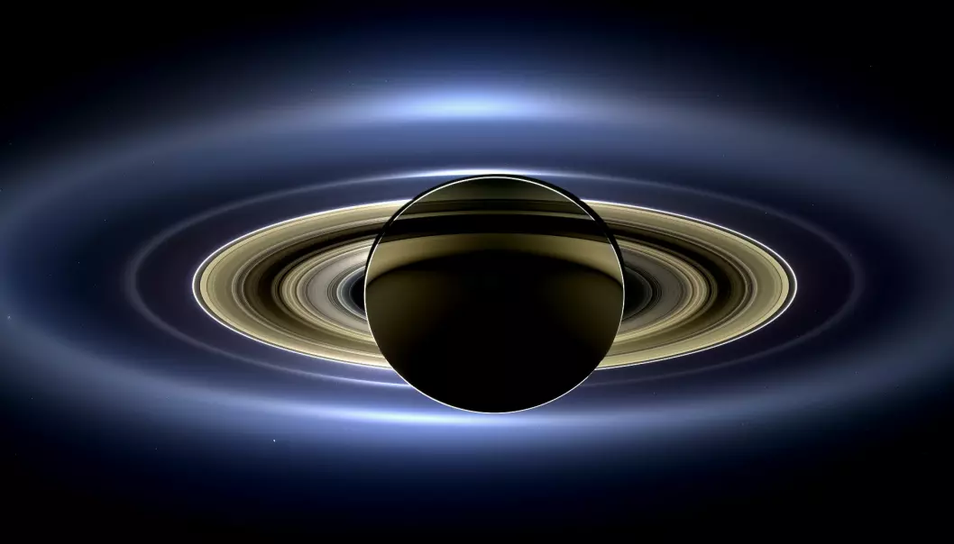 Dette er Saturns ringer, sett av Cassini fra flere millioner kilometer unna. Solen er rett bak Saturn, så ringene lyses opp av sollyset.