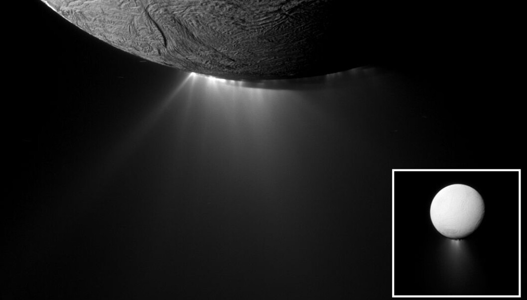 Et nærbilde av geysirene som kommer ut av Enceladus, sett av Cassini. Større utsnitt til høyre. Et nærbilde av geysirene som kommer ut av Enceladus, sett av Cassini. Større utsnitt til høyre.