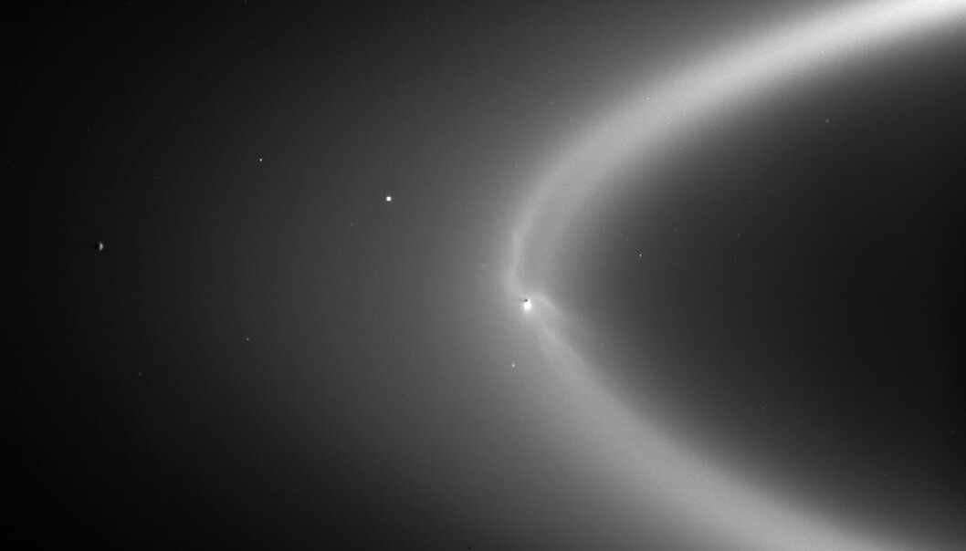 Qui puoi vedere un estratto dall'e-ring, con Encelado come un piccolo punto nell'episodio.