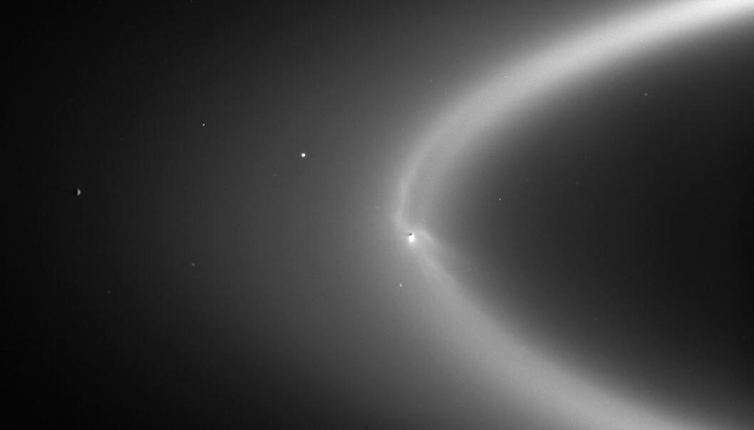 Her kan du se et utdrag fra E-ringen, med Enceladus som en liten prikk i ringen. Her kan du se et utdrag fra E-ringen, med Enceladus som en liten prikk i ringen.