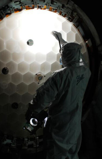 "Her inspiseres Keplers hovedspeil før oppskytningen tidligere i år. (Foto: NASA/Ball Aerospace)" "Her inspiseres Keplers hovedspeil før oppskytningen tidligere i år. (Foto: NASA/Ball Aerospace)"