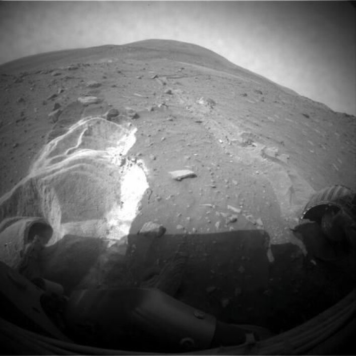 Det er ikke så lett å klatre oppover i løs sand. Hvis Spirit ikke klarer å komme seg opp av sandgropa innen vinteren, kan den dø. I mellomtida har den funnet noe interessant... (Foto: NASA) Det er ikke så lett å klatre oppover i løs sand. Hvis Spirit ikke klarer å komme seg opp av sandgropa innen vinteren, kan den dø. I mellomtida har den funnet noe interessant... (Foto: NASA)