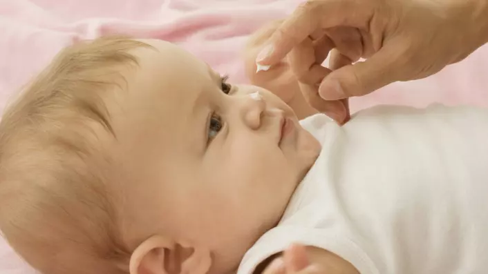 Tørr hud kan være tegn på at et lite barn får problemer med først eksem og senere astma og allergi. Ny dansk forskning viser kanskje vei til skikkelig forebygging. (Foto: Colourbox)