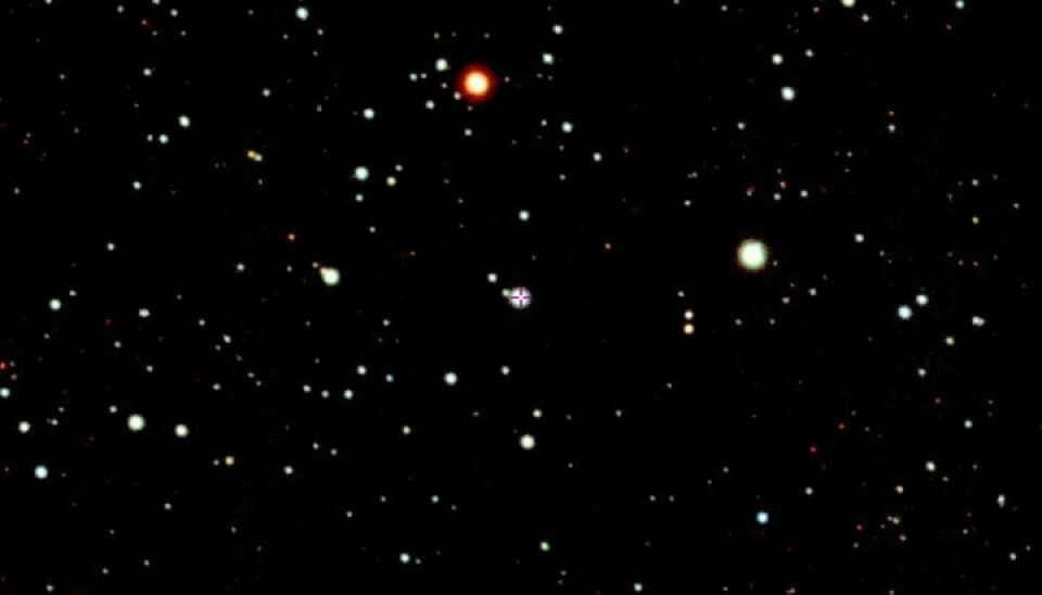 Stjernen SMSS J200322.54-114203.3 er i midten og merket med et kryss.