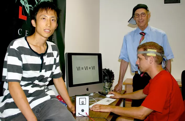 "Richard P. Chi (til venstre), Allan W. Snyder (bakerst) og en student med tenkhette på. (Foto: University of Sydney)"