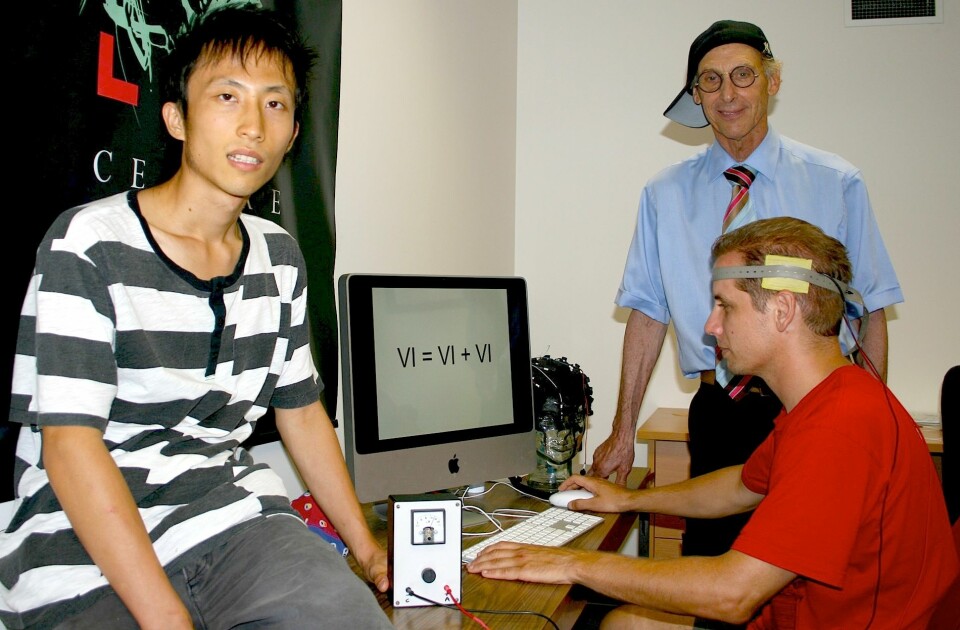 'Richard P. Chi (til venstre), Allan W. Snyder (bakerst) og en student med tenkhette på. (Foto: University of Sydney)'