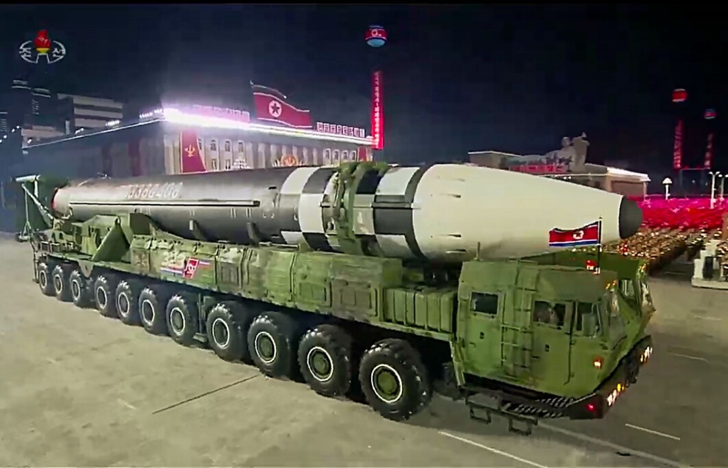 Nord-Korea viste for noen måneder siden fram det de hevder er en nyutviklet atomrakett. Nabolandet Sør-Korea er i ferd med å gjøre noe ingen har gjort tidligere: De utvikler et konvensjonelt høyteknologisk forsvar som i løpet av minutter skal kunne ødelegge et annet lands atomvåpen. Nord-Korea viste for noen måneder siden fram det de hevder er en nyutviklet atomrakett. Nabolandet Sør-Korea er i ferd med å gjøre noe ingen har gjort tidligere: De utvikler et konvensjonelt høyteknologisk forsvar som i løpet av minutter skal kunne ødelegge et annet lands atomvåpen.