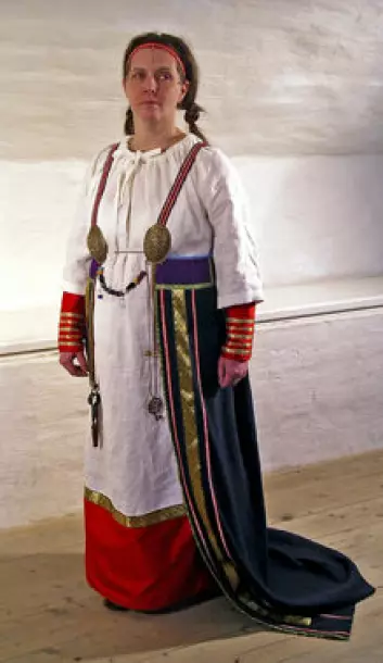 "Vikingkvinnene hadde drakter med bare ett kjolestykke med slep bak, mens underkjolen syntes foran. Denne habitten er utstilt på Museum Gustavianum ved Uppsala universitet. Her vises den fram av Anna Lövgren, som også har sydd drakten."