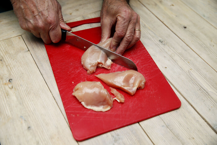 Norske kyllinger har sluppet relativt billig unna <span class="italic" data-lab-italic_desktop="italic">Salmonella</span> sammenlignet med maten i resten av Europa. Norske kyllinger har sluppet relativt billig unna <span class="italic" data-lab-italic_desktop="italic">Salmonella</span> sammenlignet med maten i resten av Europa.