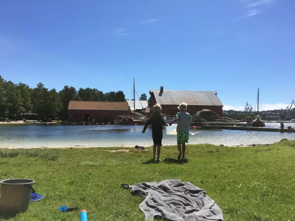 Tom Abrahamsen og Adrian Myhre på Bragdøya i Kristiansand skifter ut vannet til krabbene.