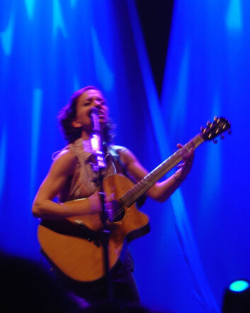 Ani DiFranco har en unik posisjon som artist innenfor den tredje bølgen feminisme, mener Nan-Alice Espeseth. (Foto: Wikimedia commons) Ani DiFranco har en unik posisjon som artist innenfor den tredje bølgen feminisme, mener Nan-Alice Espeseth. (Foto: Wikimedia commons)