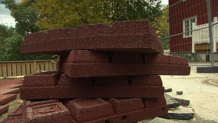 Slike matter blir brukt på leikeplassar og i barnehagar. (Foto: Per Ingvar Rognes/NRK) Slike matter blir brukt på leikeplassar og i barnehagar. (Foto: Per Ingvar Rognes/NRK)