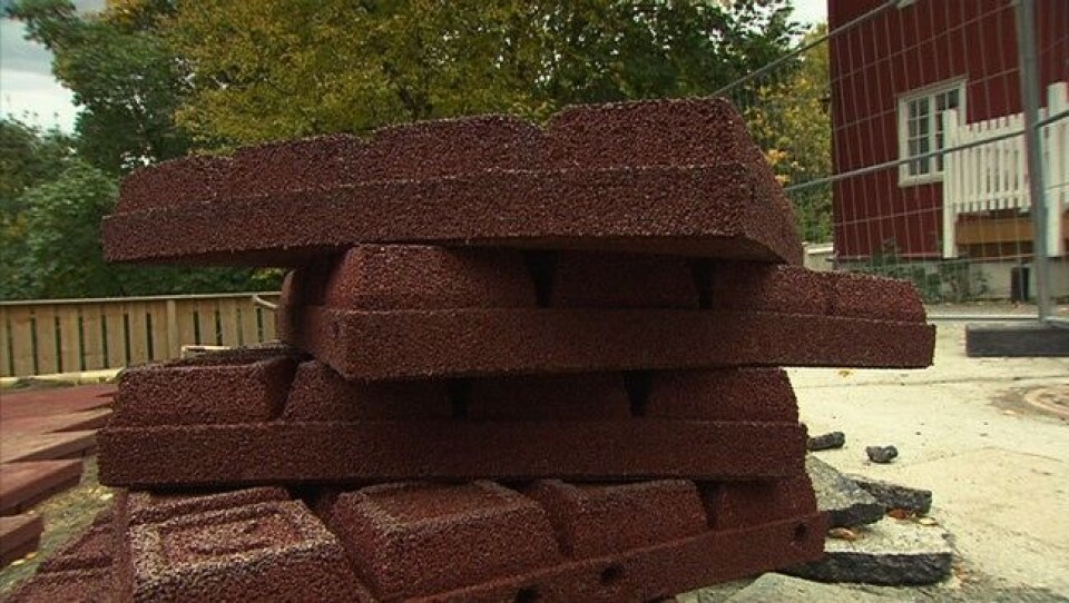 Slike matter blir brukt på leikeplassar og i barnehagar. (Foto: Per Ingvar Rognes/NRK)