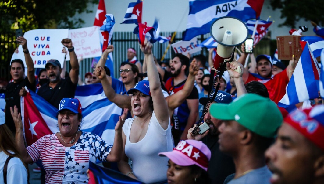 Torsdag 15. juli gikk eksilmiljøet i Florida til støtte-demonstrasjon for kubanere og mot den amerikanske regjeringen. Torsdag 15. juli gikk eksilmiljøet i Florida til støtte-demonstrasjon for kubanere og mot den amerikanske regjeringen.