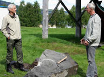 FORMIDLER: NGU-forsker Tor Grenne (t.v.) og lærer Torbjørn Løland fra Hyllestad studerer håndverksteknikken på bygdemuseet i Rognan i Saltdal i vår. Her startet formidlingen av Millstone-prosjektet. Foto: Gurli Meyer/NGU FORMIDLER: NGU-forsker Tor Grenne (t.v.) og lærer Torbjørn Løland fra Hyllestad studerer håndverksteknikken på bygdemuseet i Rognan i Saltdal i vår. Her startet formidlingen av Millstone-prosjektet. Foto: Gurli Meyer/NGU
