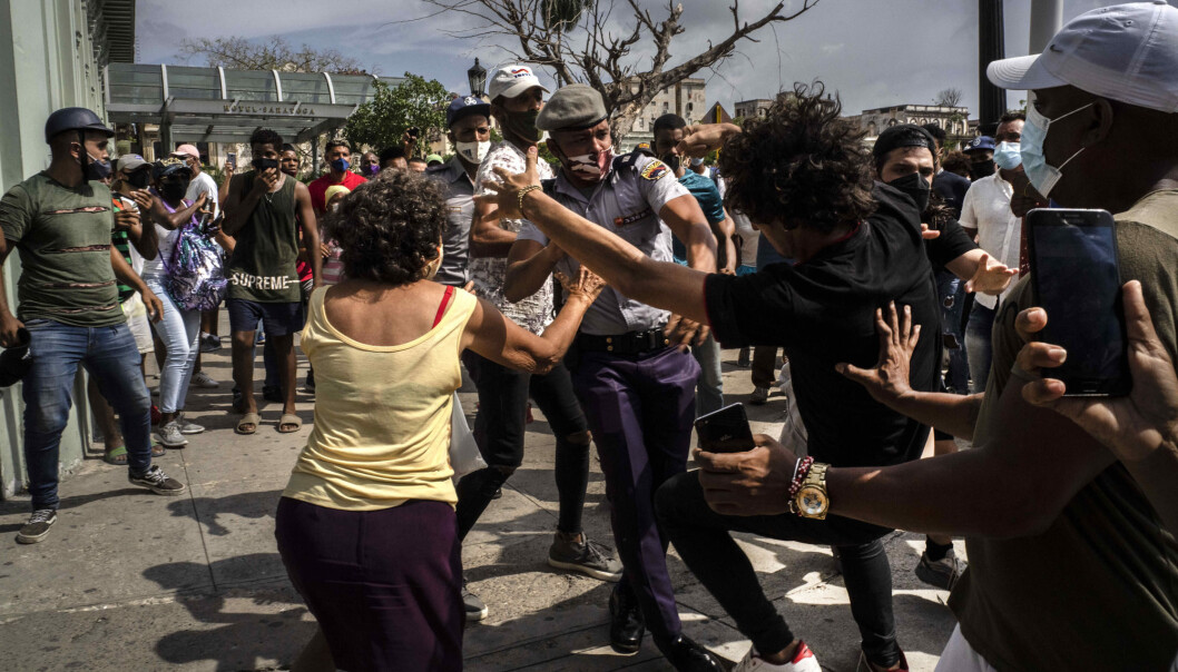 Politiet arresterer en demonstrant under protestene i Havanna 11. juli. Hundrevis av demonstranter tok til gatene i flere byer på Cuba for å protestere mot matmangel og høye priser. Politiet arresterer en demonstrant under protestene i Havanna 11. juli. Hundrevis av demonstranter tok til gatene i flere byer på Cuba for å protestere mot matmangel og høye priser.
