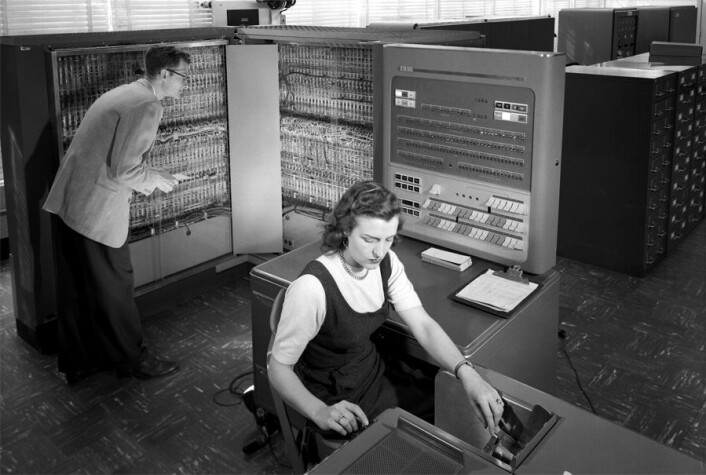 En IBM 704 ble brukt til å lage verdens første digitale musikk-app. (Foto: NASA) En IBM 704 ble brukt til å lage verdens første digitale musikk-app. (Foto: NASA)