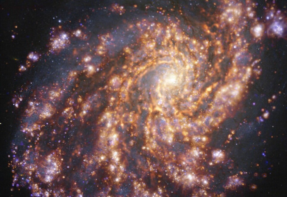 Ved å kombinere data fra to store teleskoper kartlegger forskere stjernedannelse i galakser.